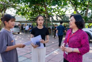 Thứ trưởng Ngô Thị Minh kiểm tra công tác coi thi tại Hoà Bình