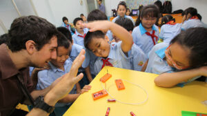 Sự phát triển của giáo dục ngoại ngữ: Xu hướng tương lai và thách thức