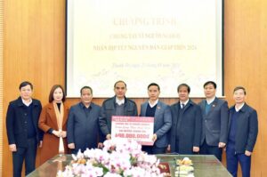 Đại biểu Quốc hội TP Hà Nội thăm, tặng quà người nghèo nhân dịp Tết Nguyên đán