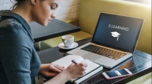 Đào tạo từ xa là gì? Tại sao nhiều người lựa chọn hệ đào tạo từ xa?