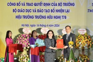 Thứ trưởng Nguyễn Thị Kim Chi mừng năm mới Bunpimay cùng lưu học sinh Lào