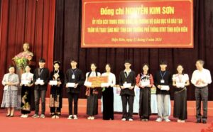 Bộ trưởng Nguyễn Kim Sơn thăm, tặng quà trường học tại tỉnh Điện Biên