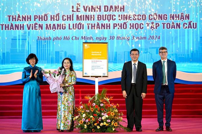 Thứ trưởng Nguyễn Văn Phúc chúc mừng TPHCM là Thành phố học tập toàn cầu