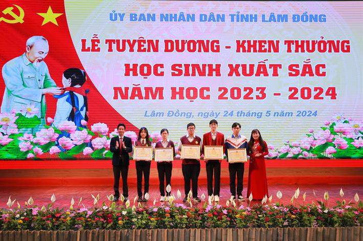 Tỉnh Lâm Đồng tuyên dương, khen thưởng 122 học sinh xuất sắc năm học 2023-2024