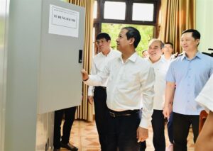 Bộ trưởng Nguyễn Kim Sơn kiểm tra chuẩn bị thi tốt nghiệp tại điểm thi tỉnh Quảng Ngãi