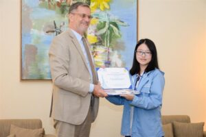 Đại sứ Pháp trao Học bổng cho học sinh đạt giải Nhất môn tiếng Pháp