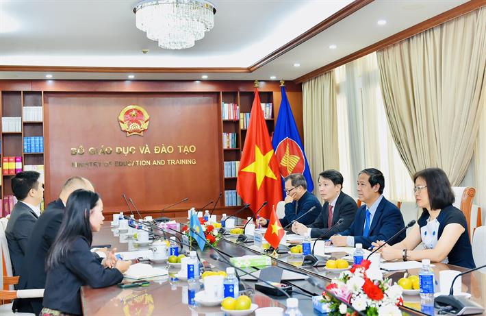 Bộ trưởng Nguyễn Kim Sơn tiếp Đại sứ Kazakhstan tại Việt Nam