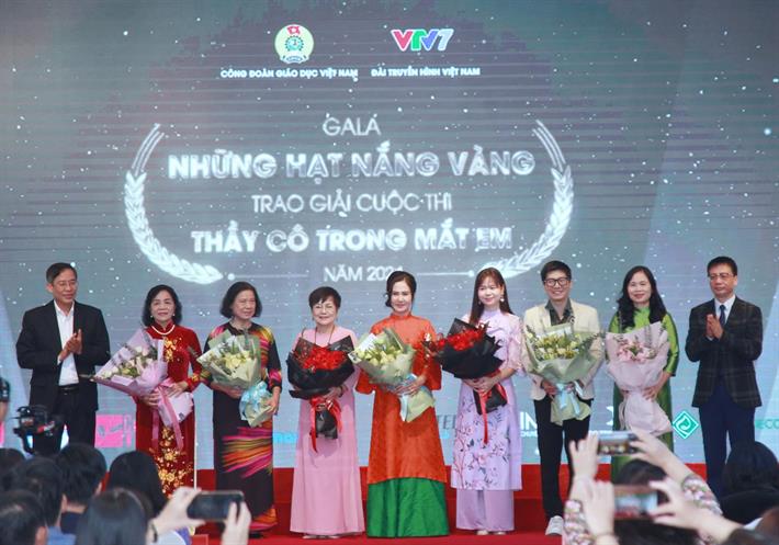 Gala “Những hạt nắng vàng” và trao giải Cuộc thi “Thầy cô trong mắt em”